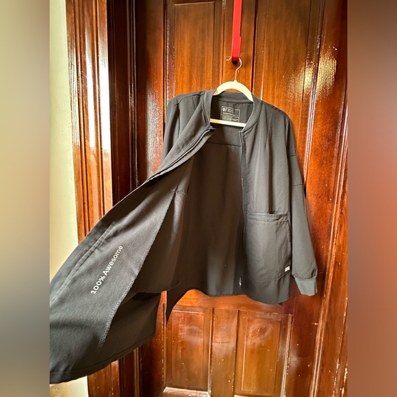 FIGS Bellery Jacket Black - Picture 9 of 9